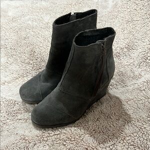 TOMS Desert Wedge Bootie Boots Gray Suede Womens Size 8.5